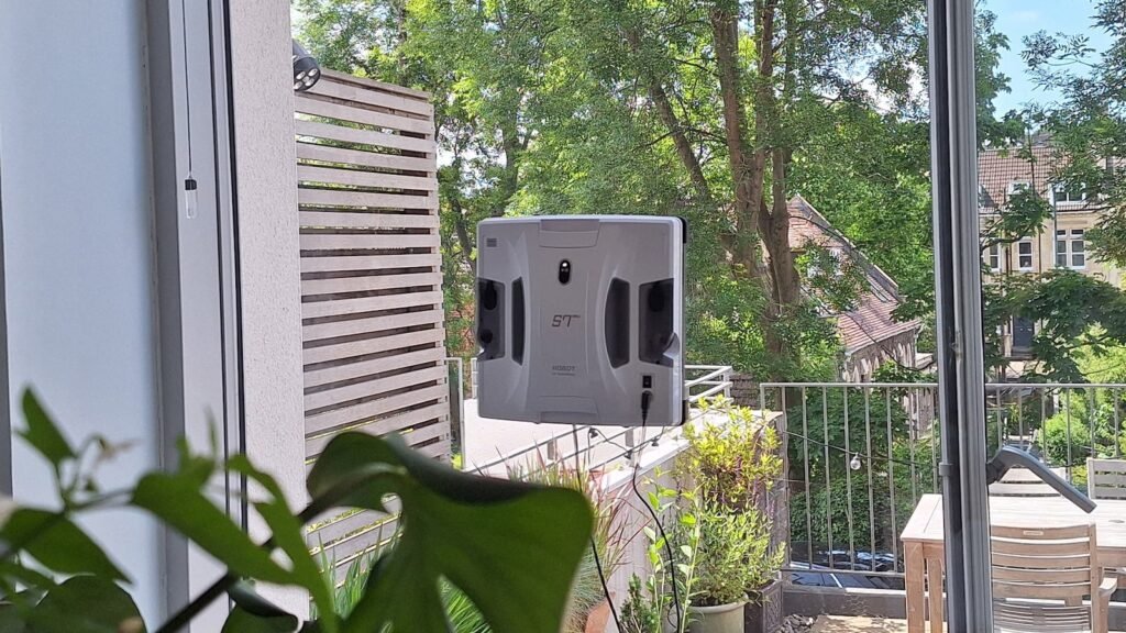 HOBOT-S7 Pro cleaning robot makes your windows sparkle!