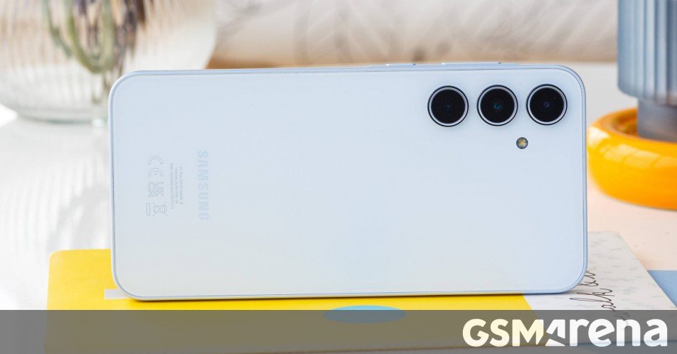 One UI 8 stable update now rolling out for the Samsung Galaxy Wide 8 and Galaxy A35