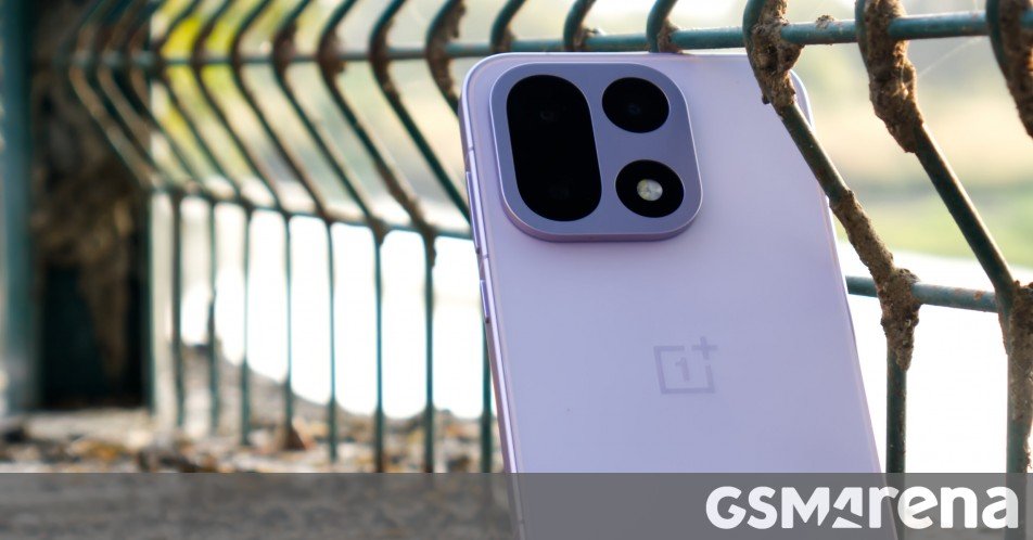 OnePlus 15 in for review