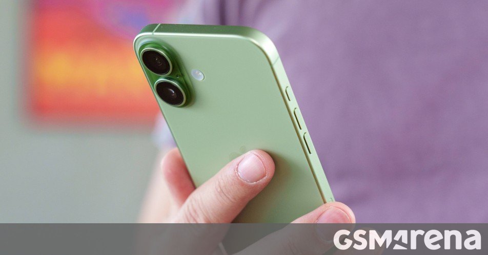 Apple projected to surpass Samsung as global smartphone shipments leader