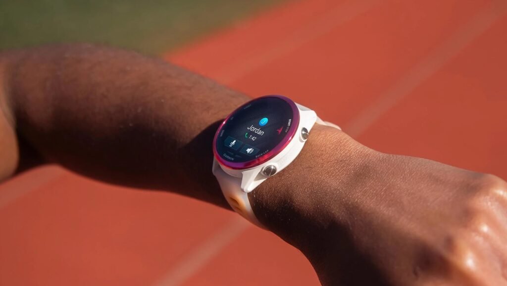 Garmin Forerunner 570 has a built-in speaker & mic