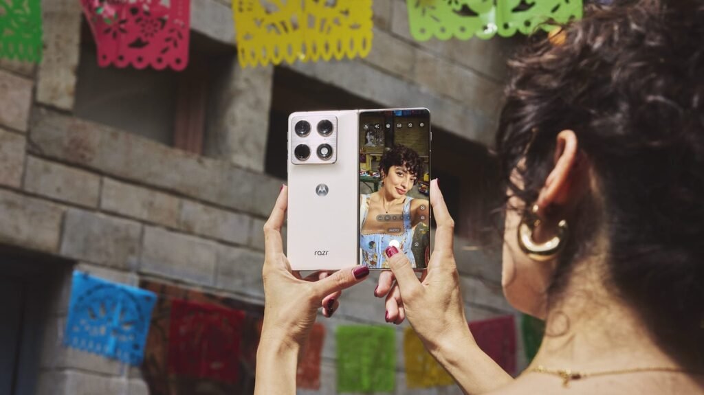 Motorola Razr Fold boasts a phone-to-tablet design